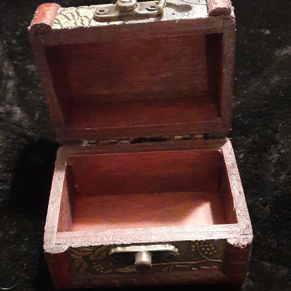 Beautiful Engraved Teak Wood Box w/Decorative - Picture 2 of 3